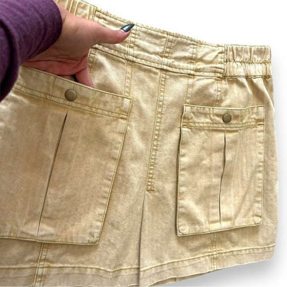 Free People Mini Skirt in “Gold Dust” Color with Front Pockets - Size 12 - Picture 4 of 9